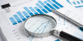 immagine di grafici e lente di ingrandimento che rappresentano ricerca e sviluppo