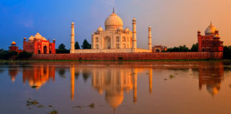 Taj Mahal e il suo riflesso nell'acqua