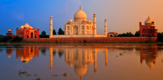 Taj Mahal e il suo riflesso nell'acqua