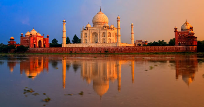 Taj Mahal e il suo riflesso nell'acqua