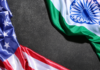 bandiere degli USA e dell'india su sfondo nero