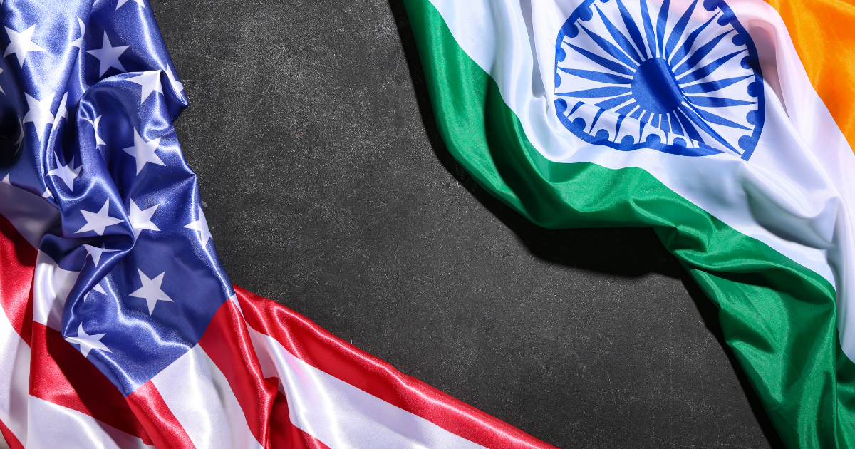 bandiere degli USA e dell'india su sfondo nero