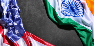 bandiere degli USA e dell'india su sfondo nero