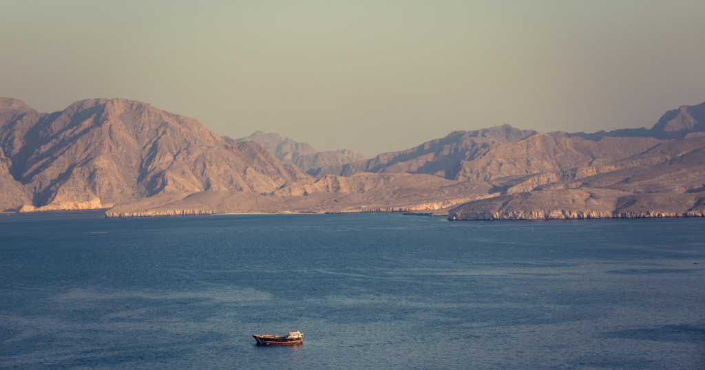 immagine di barca nello stretto di Hormuz