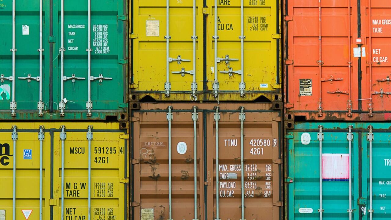 container colorati impilati