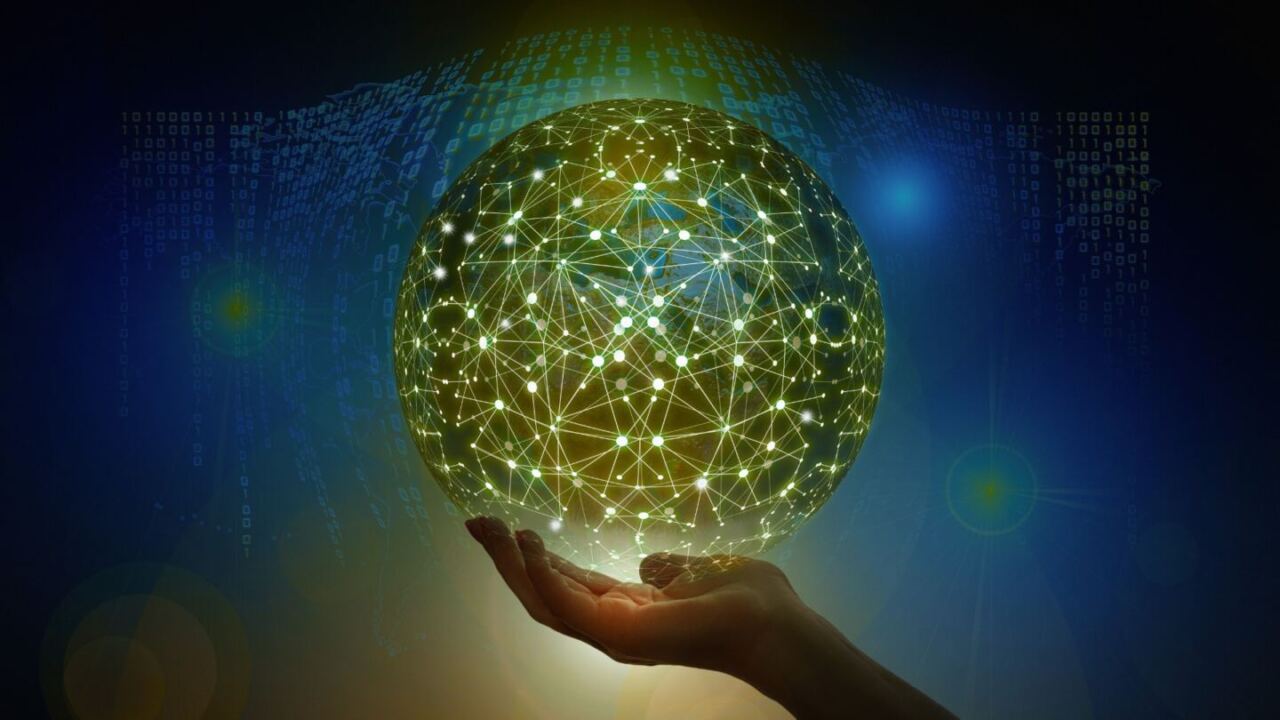 palmo della mano che tiene un globo interconnesso digitalmente